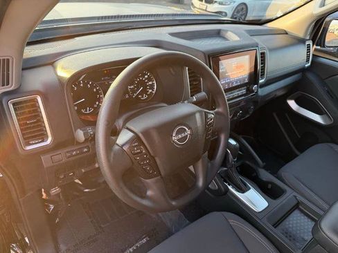 Certified 2023 Nissan Frontier SV w/ Graphics Package image 18