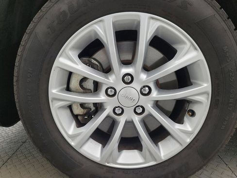 Used 2019 Jeep Cherokee Latitude w/ Popular Appearance Group FWD image 31