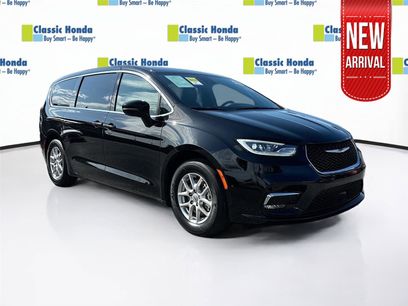 Used 2025 Chrysler Pacifica Select
