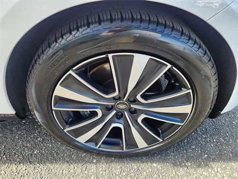 Used 2023 Land Rover Range Rover Long Wheelbase SE image 24