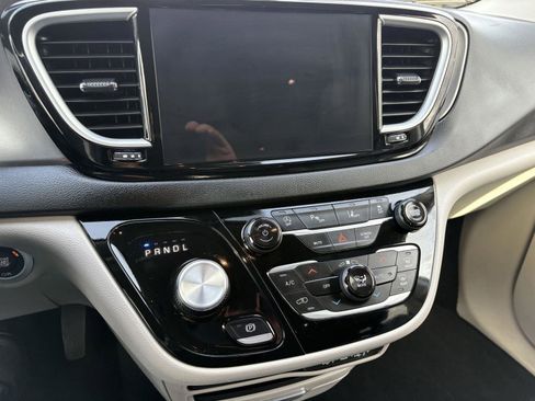 Used 2024 Chrysler Pacifica Touring-L image 17