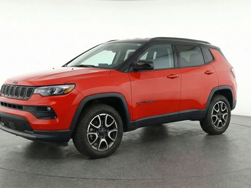 Used 2025 Jeep Compass Trailhawk AWD/4WD image 3