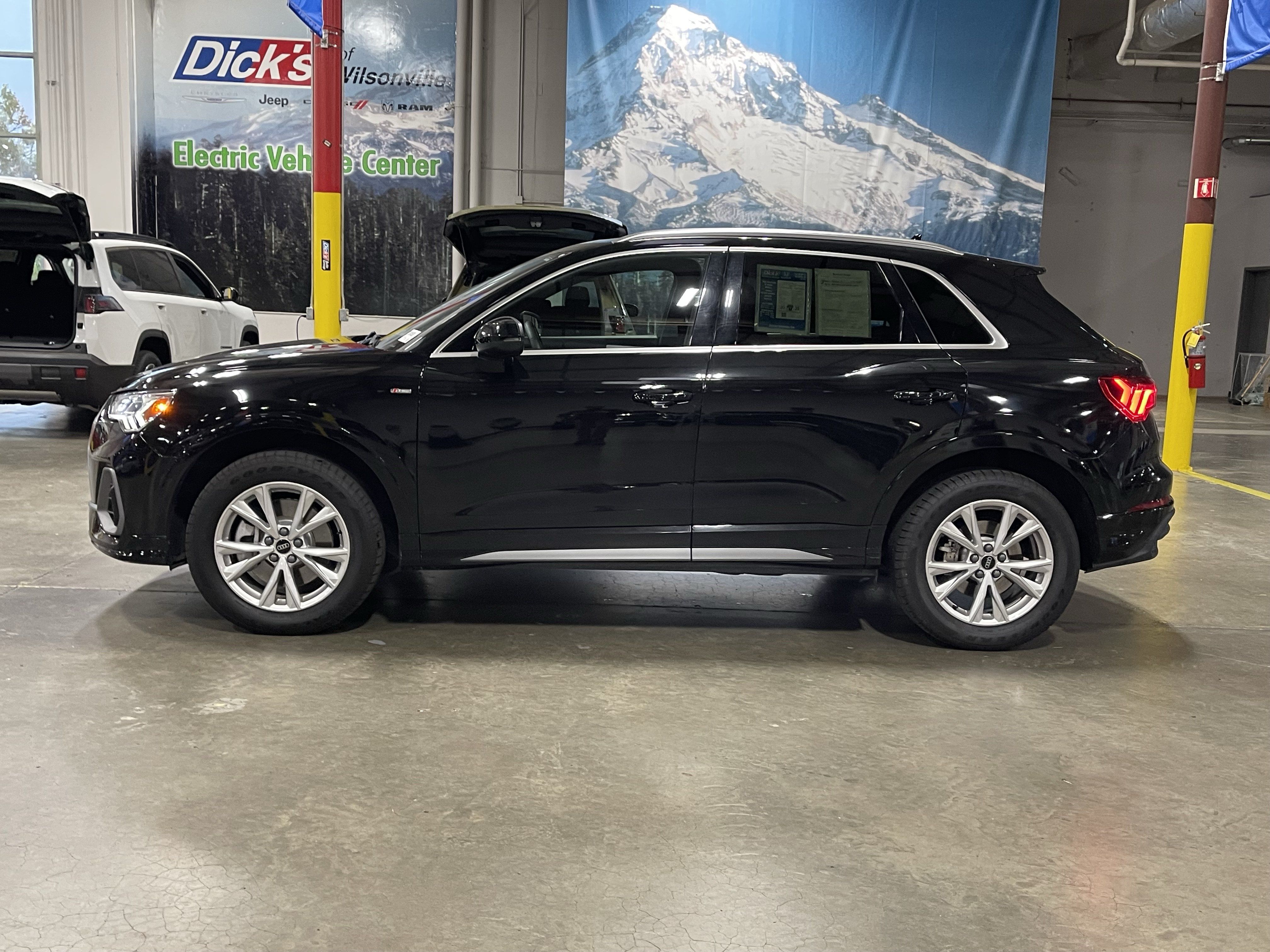 Used 2025 Audi Q3 2.0T Premium AWD/4WD image 2