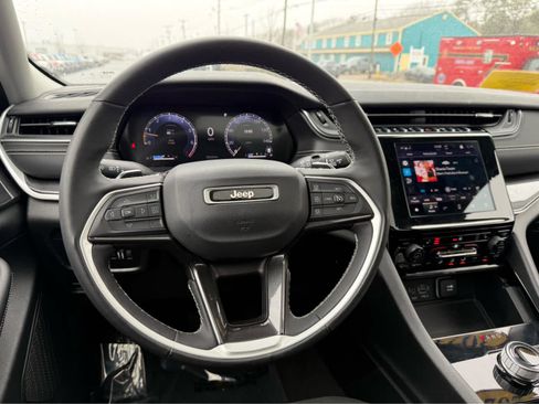 Used 2023 Jeep Grand Cherokee Laredo w/ Luxury Tech Group I AWD/4WD image 16