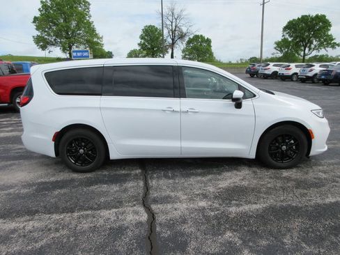Used 2023 Chrysler Pacifica Touring-L FWD image 6