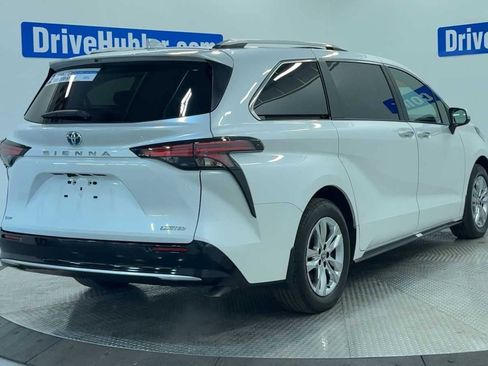 Used 2025 Toyota Sienna Limited image 7