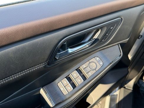 Used 2023 Nissan Rogue SL w/ SL Premium Package image 19