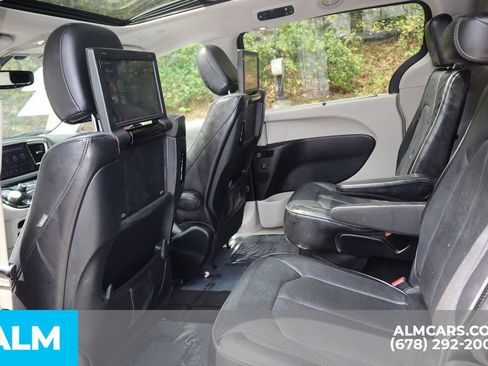 Used 2018 Chrysler Pacifica Limited FWD image 19