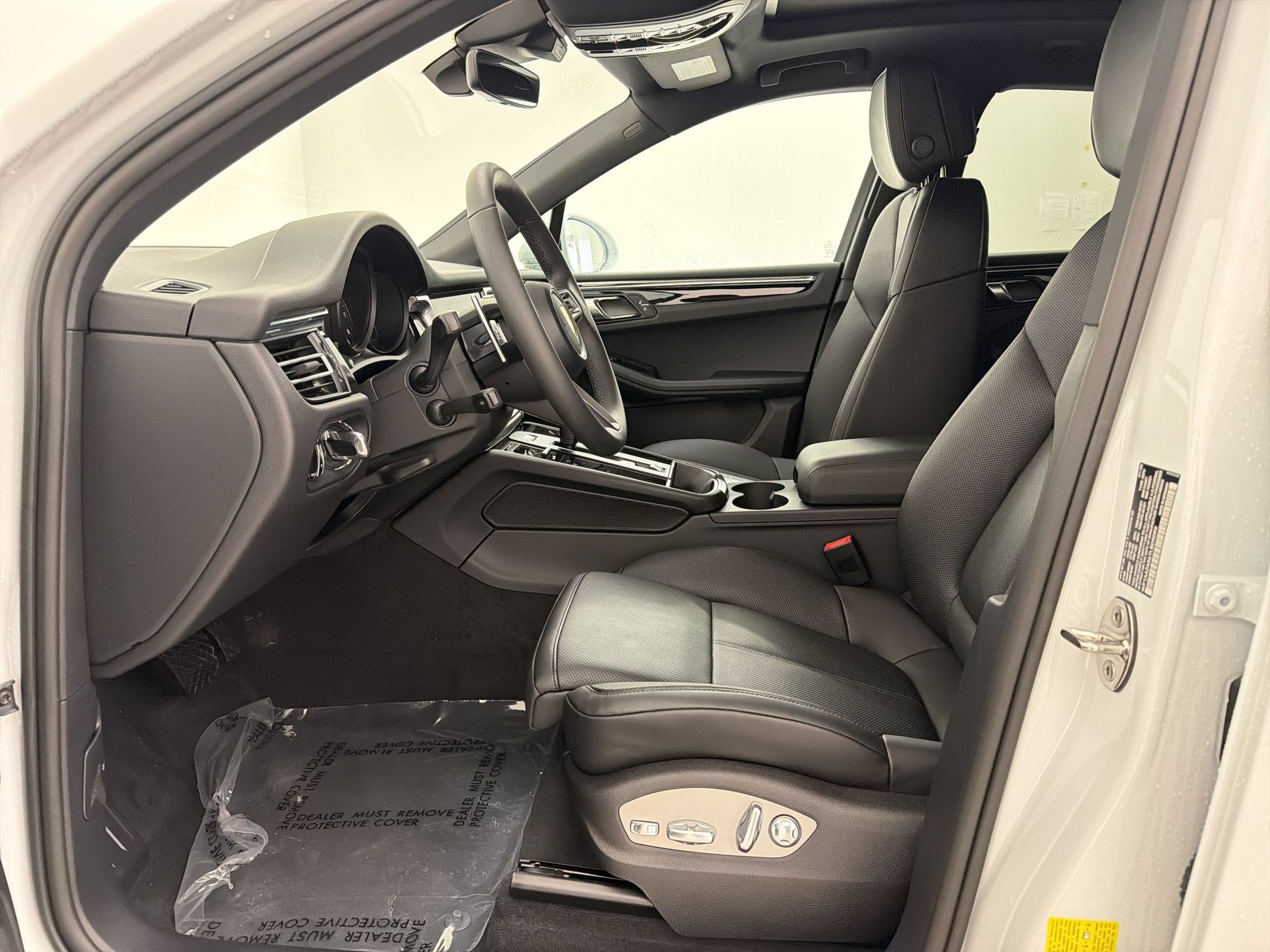 Used 2026 Porsche Macan AWD/4WD image 5