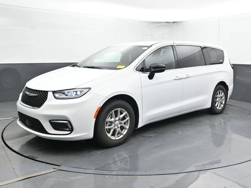 Used 2025 Chrysler Pacifica Select FWD image 8