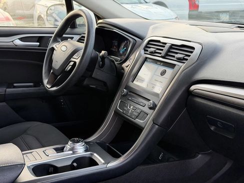 Used 2017 Ford Fusion SE FWD image 24