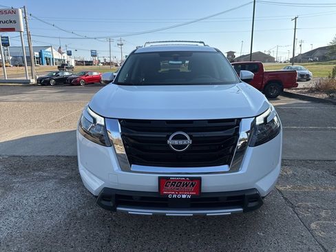 New 2025 Nissan Pathfinder SL image 9