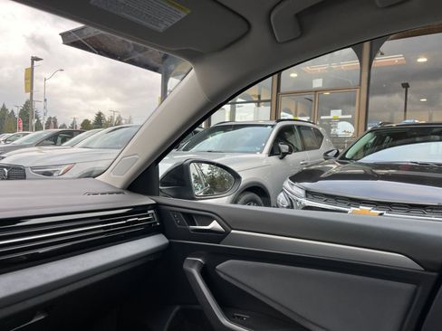 Used 2025 Volkswagen Jetta SE image 36