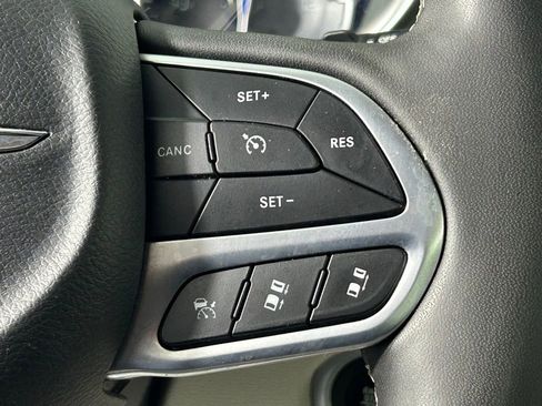 Used 2023 Chrysler Pacifica Touring-L FWD image 28