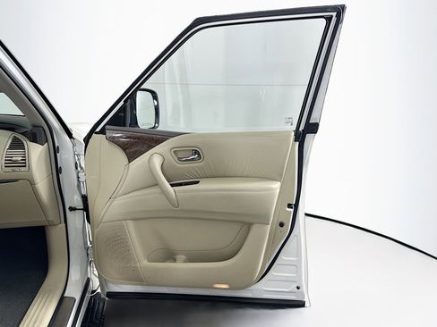 Used 2017 INFINITI QX80 2WD w/ Driver Assistance Package image 35