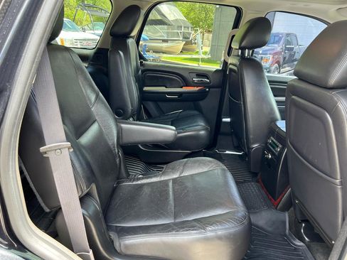 Used 2011 Cadillac Escalade Luxury AWD/4WD image 12