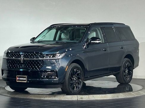 New 2026 Lincoln Navigator Reserve w/ Jet Appearance Package AWD/4WD image 4