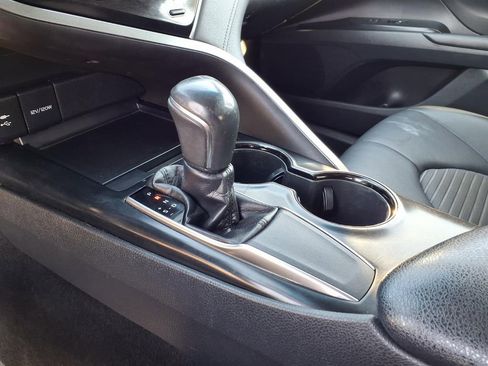 Used 2018 Toyota Camry SE FWD image 19