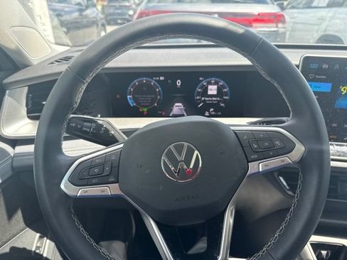Used 2025 Volkswagen Tiguan SE w/ Panoramic Sunroof Package AWD/4WD image 19