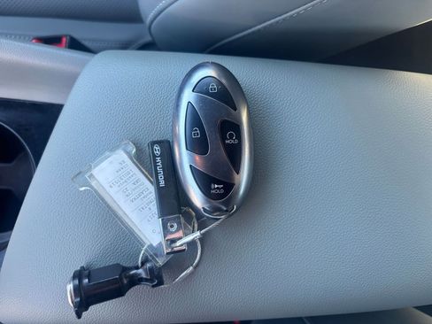 Used 2025 Hyundai Elantra Limited image 22