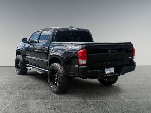 Used 2017 Toyota Tacoma TRD Sport AWD/4WD image 4
