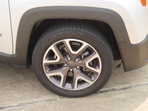Used 2015 Jeep Renegade Latitude w/ Popular Equipment Group FWD image 9