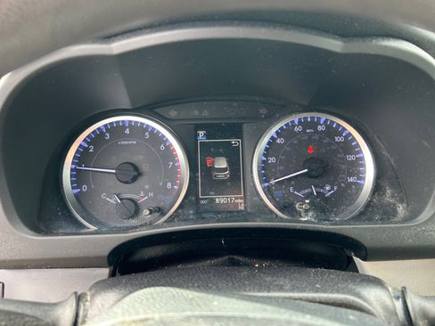 Used 2019 Toyota Highlander LE w/ Carpet Mat Package (TMS) FWD image 14