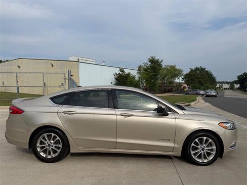 Used 2017 Ford Fusion SE w/ Equipment Group 601A FWD image 6