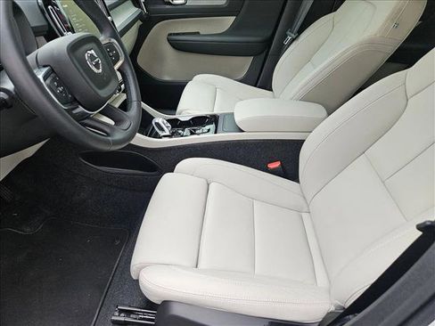 Used 2025 Volvo XC40 B5 Plus image 14