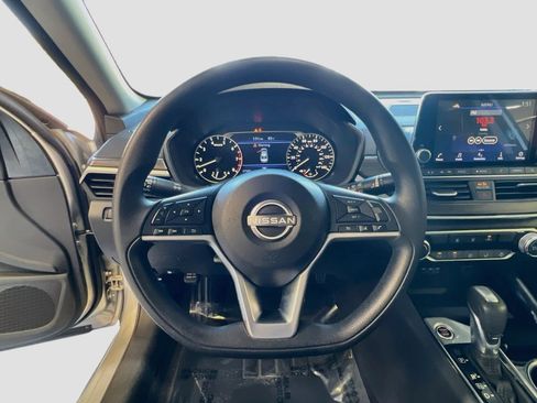 Used 2024 Nissan Altima 2.5 SV FWD image 11
