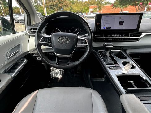 Used 2025 Toyota Sienna XLE FWD image 5
