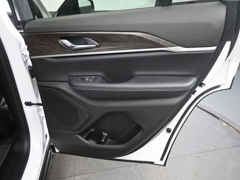 New 2026 Jeep Grand Cherokee Altitude image 16