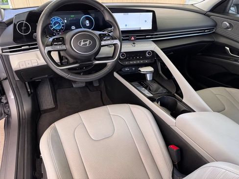 Certified 2025 Hyundai Elantra Limited FWD image 2