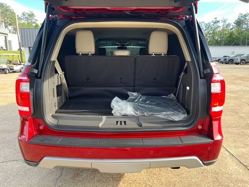 Used 2019 Ford Expedition XLT w/ Equipment Group 202A RWD image 20