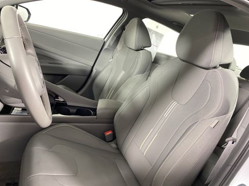 Used 2025 Hyundai Elantra SEL image 18