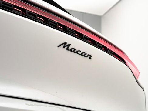 Certified 2025 Porsche Macan AWD/4WD image 30