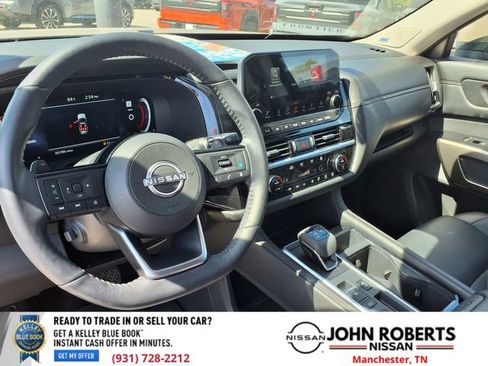 Used 2024 Nissan Pathfinder Platinum FWD image 4