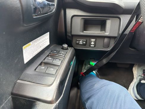 Used 2016 Toyota Tacoma TRD Off-Road w/ Premium & Technology Package image 16