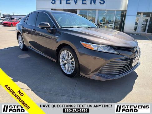 Used 2020 Toyota Camry XLE w/ Four Season Floor Mat Package image 3