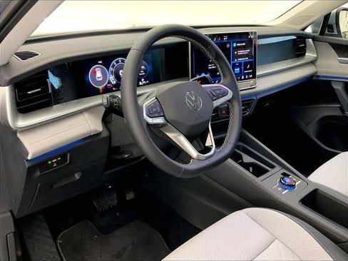 Used 2025 Volkswagen Tiguan SE w/ Panoramic Sunroof Package AWD/4WD image 14