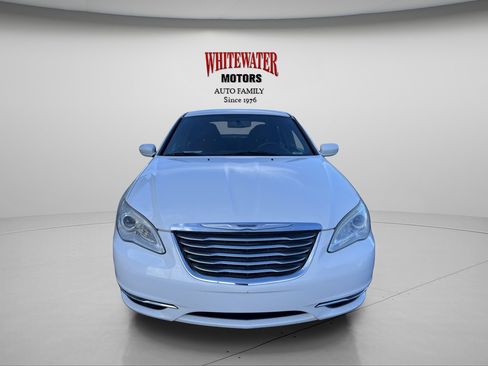 Used 2014 Chrysler 200 LX image 2