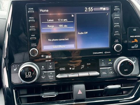 Used 2020 Toyota Highlander XLE image 16