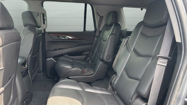 Used 2019 Cadillac Escalade Luxury w/ Escalade Sport Edition AWD/4WD image 24