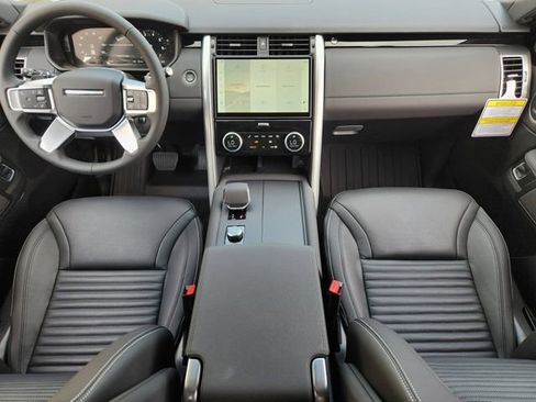 Used 2025 Land Rover Discovery S image 18