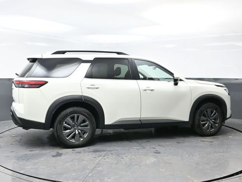 Used 2024 Nissan Pathfinder SV image 3