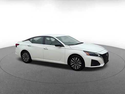 Used 2025 Nissan Altima 2.5 SV FWD image 2