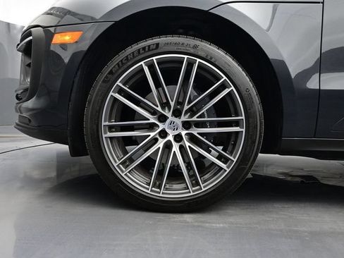 Certified 2025 Porsche Macan AWD/4WD image 6