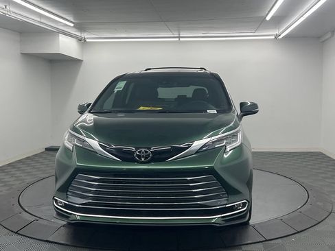 Used 2026 Toyota Sienna Limited FWD image 4