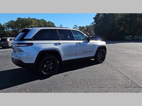 New 2025 Jeep Grand Cherokee Altitude image 34