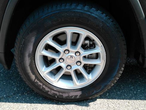 Used 2018 Jeep Grand Cherokee Laredo AWD/4WD image 27